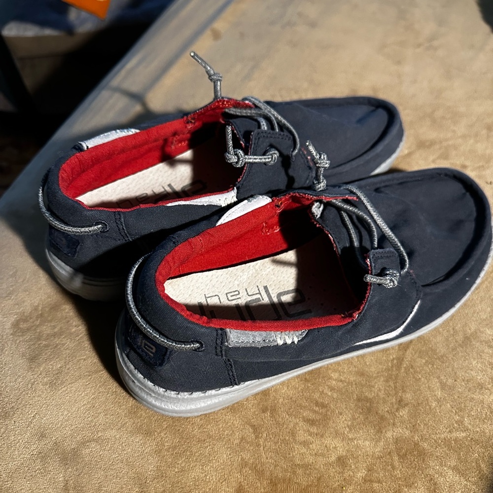 Navy Blue with Red accents men’s HEY DUDE’S size 9
